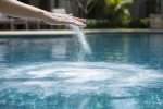 Bicarbonate de soude en piscine : maintenir l’équilibre de l’eau