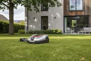 Robot tondeuse Kress ou Husqvarna : lequel choisir ?