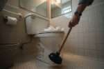 Comment déboucher des toilettes sans ventouse ?