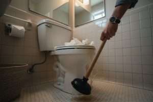 Comment déboucher des toilettes sans ventouse ?