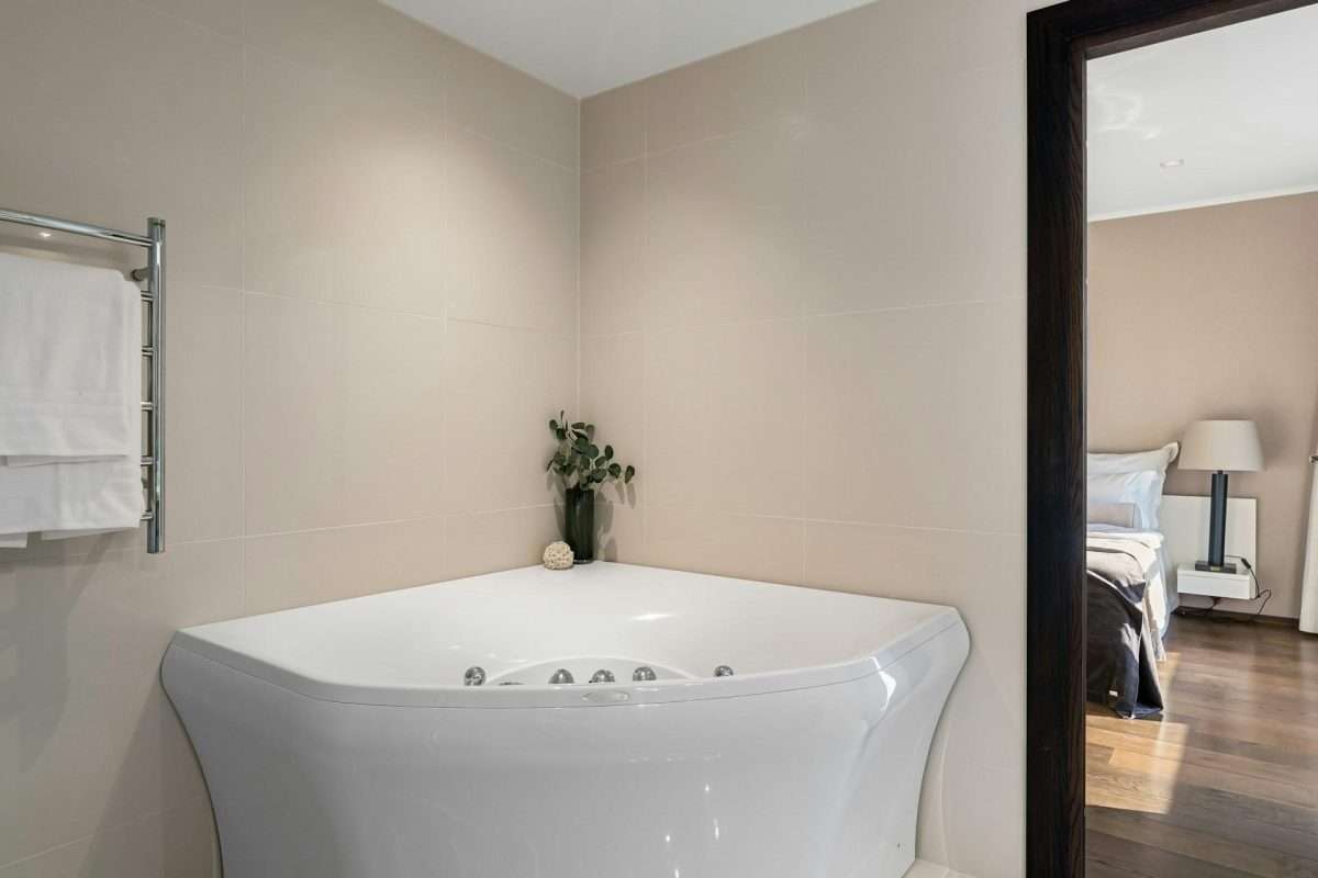La baignoire balnéo d’angle