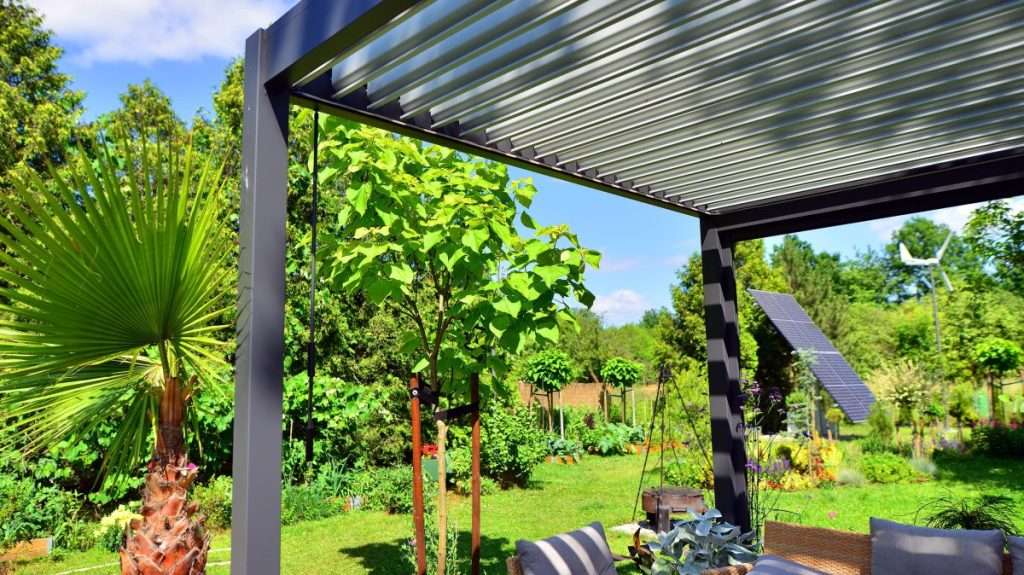 Pergola bioclimatique : pourquoi est-elle devenue incontournable dans les jardins modernes ?