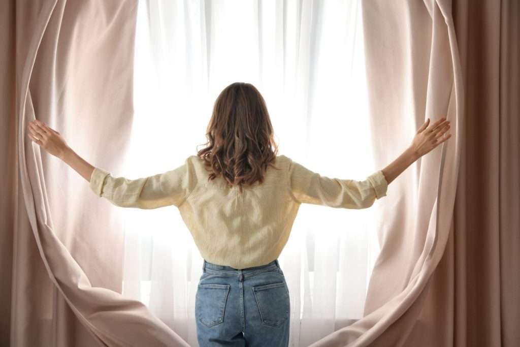 Pourquoi les voilages de fenêtre sont-ils les alliés indispensables d’une décoration douce et chaleureuse ?