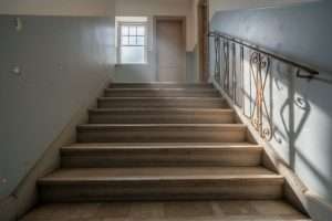 Éclaircir un escalier en bois : méthodes et conseils