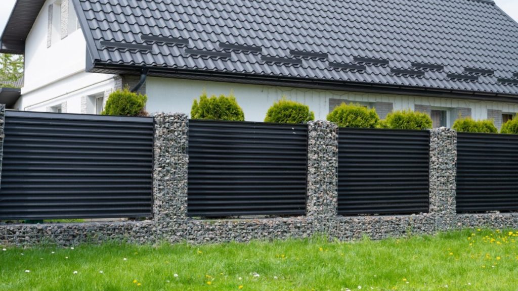 Quelle clôture pas chère choisir pour préserver son intimité ?