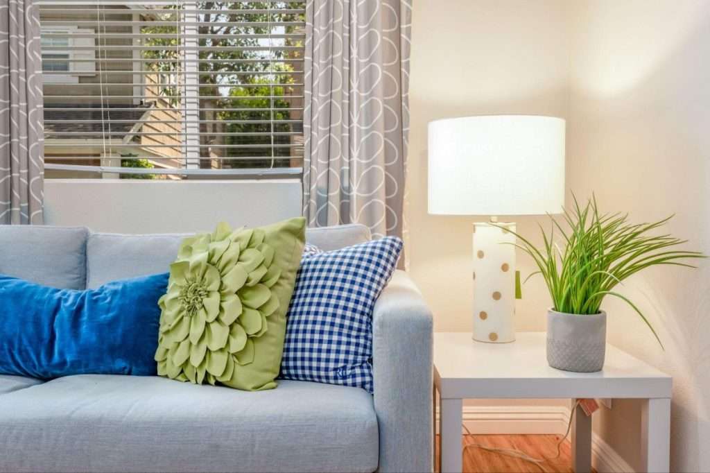 Comment choisir sa lampe à poser pour une ambiance chaleureuse au salon