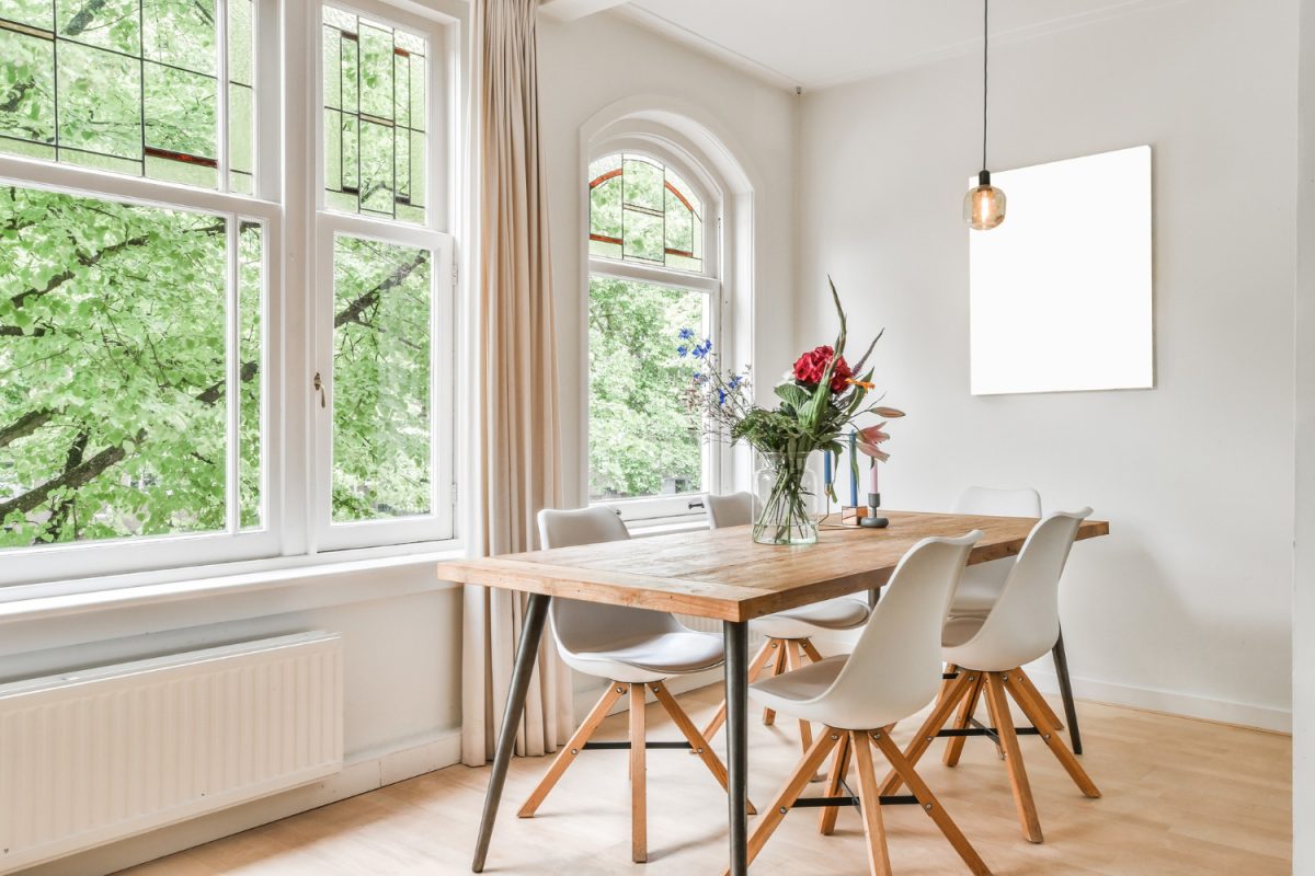 Une salle à manger claire profitant d'un beau mobilier en bois. 